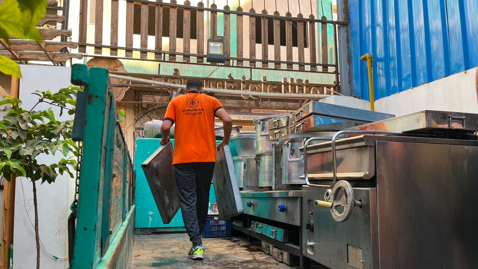 خرجت مؤسسة زواد لتنمية المجتمع بكامل طاقتها البشرية تقريبًا من الشباب، مع معدات مطبخ زواد الخيري لأول مرة، متوجهين نحو الاسماعيلية لتقديم الدعم الغذائي لأهالي الضحايا والمصابين في حادثة الدواويس المؤلمة التي وقعت صبح الثلاثاء، وأسفرت عن وفاة 18 عاملًا وإصابة 29 آخرين.